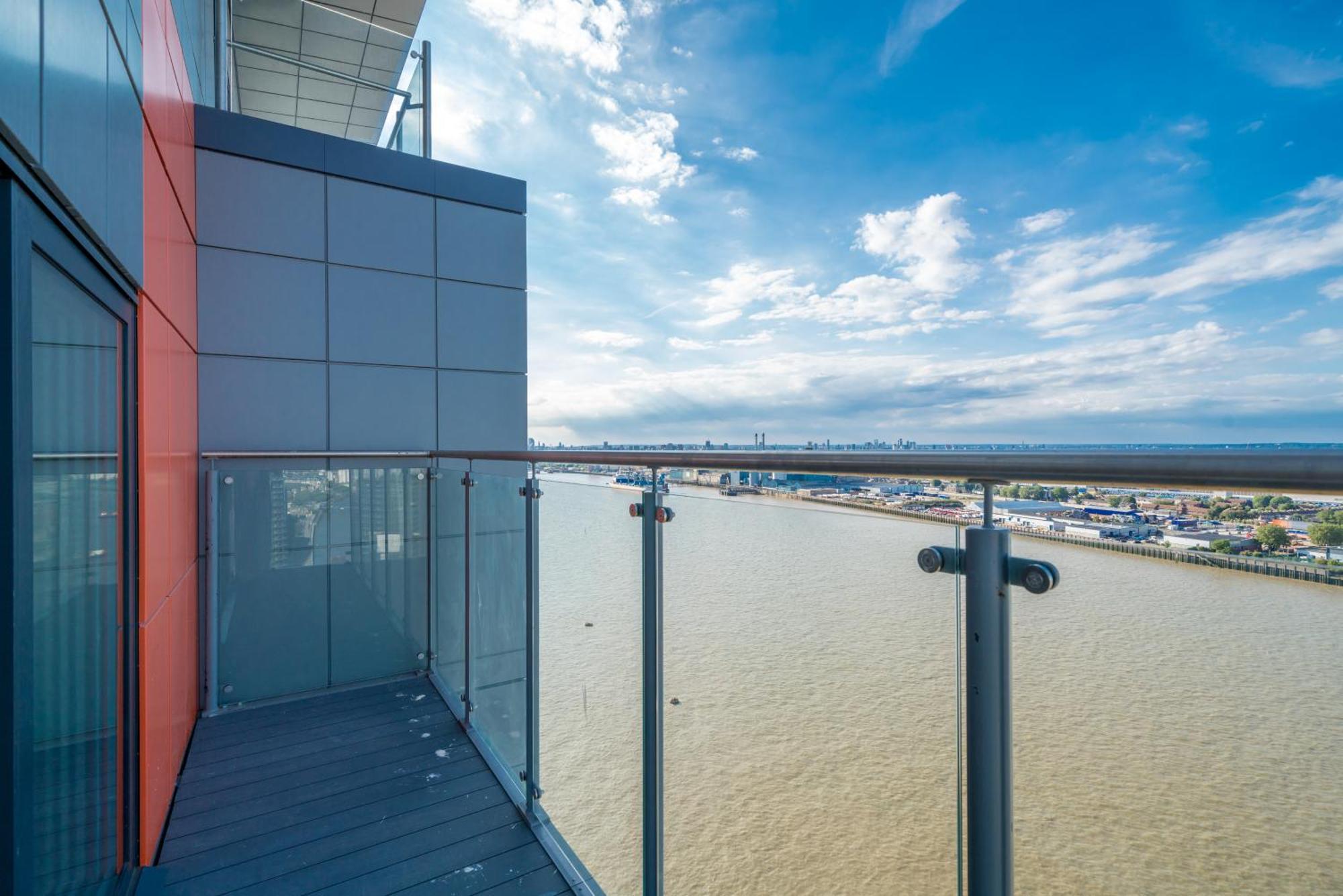 Skyvillion - London River Thames Top Floor Apartments By Woolwich Ferry, Mins To London Excel, O2 Arena , London City Airport With Parking מראה חיצוני תמונה