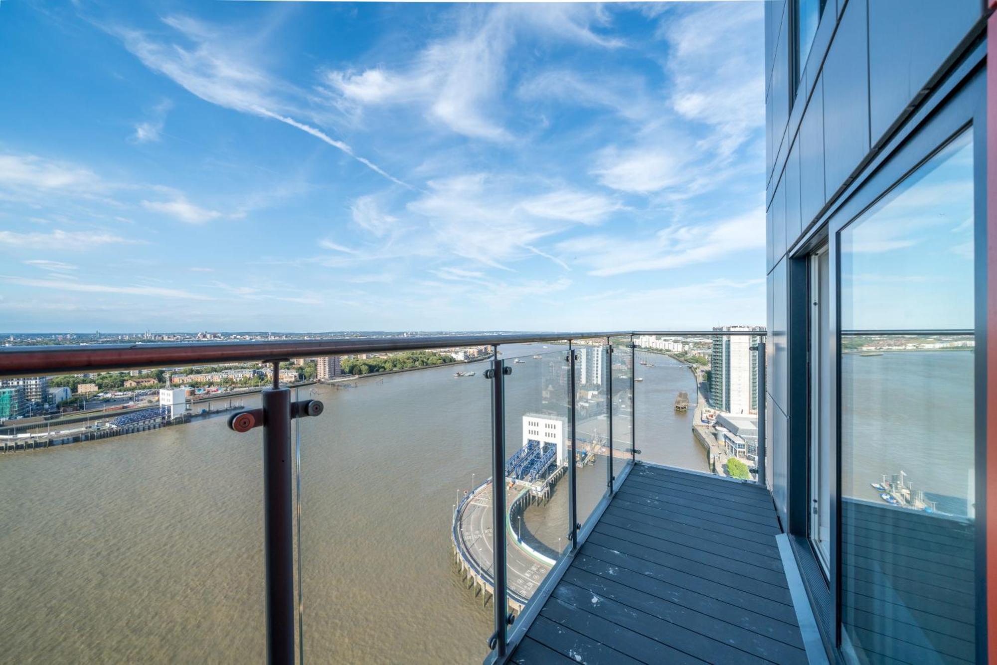 Skyvillion - London River Thames Top Floor Apartments By Woolwich Ferry, Mins To London Excel, O2 Arena , London City Airport With Parking מראה חיצוני תמונה